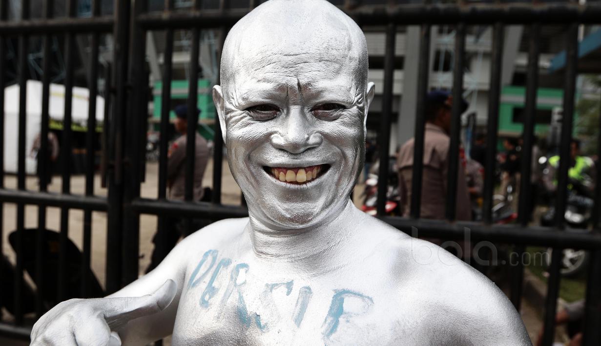 Bobotoh dengan atribut dalam bentuk Manusia Perak hadir mendukung  untuk Maung Bandung saat melawan Persipura Jayapura pada lanjutan Liga 1 2017 di Stadion GBLA, Minggu (7/5/2017). Persib menang 1-0. (Bola.com/Nicklas Hanoatubun) 