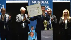 Presiden Conmebol, Alejandro Dominguez dari Paraguay memegang sertifikat yang mengesahkan Argentina, Paraguay, dan Uruguay sebagai tuan rumah tiga pertandingan pembuka Piala Dunia 2030 saat Kongres Luar Biasa FIFA yang digelar secara virtual di Luque, Paraguay, pada 11 Desember 2024. (DANIEL DUARTE/AFP)