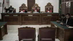 Kursi terdakwa kosong saat sidang lanjutan Gatot Brajamusti yang ditunda di Pengadilan Negeri Jakarta Selatan, Selasa (27/3). Dalam sidang kali ini Jaksa Penuntut Umum (JPU) tidak dapat menghadirkan Gatot. (Liputan6.com/Faizal Fanani)