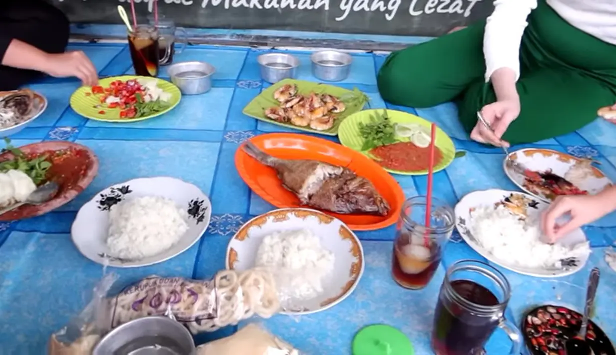 "Kebetulan lagi ada dinas ke Probolinggo, yuks langsung nyempetin makan siang bareng semua tim kerjaku di Ikan Asap Mayangan yang konon populer bingits 🫰 Saking endesnya, Keisha nambah 3 piring!," tulis Arumi di akun instagramnya. [Youtube/Arumi Bachsin]