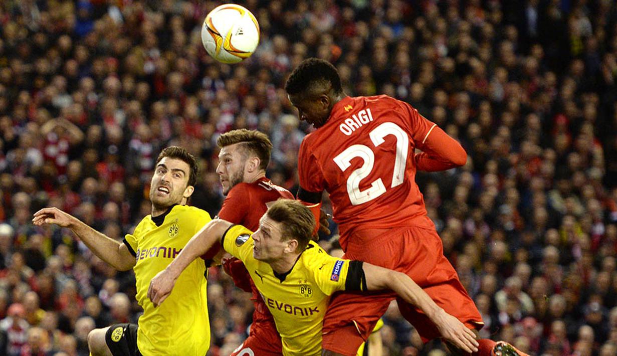 Striker Liverpool, Divock Origi, duel udara dengan pemain Dortmund pada laga Liga Europa di Stadion Anfield, Inggris, Jumat (15/4/2016) dini hari WIB. Liverpool mampu membalikan keadaaan menjadi 4-3. (AFP/Oli Scarff)