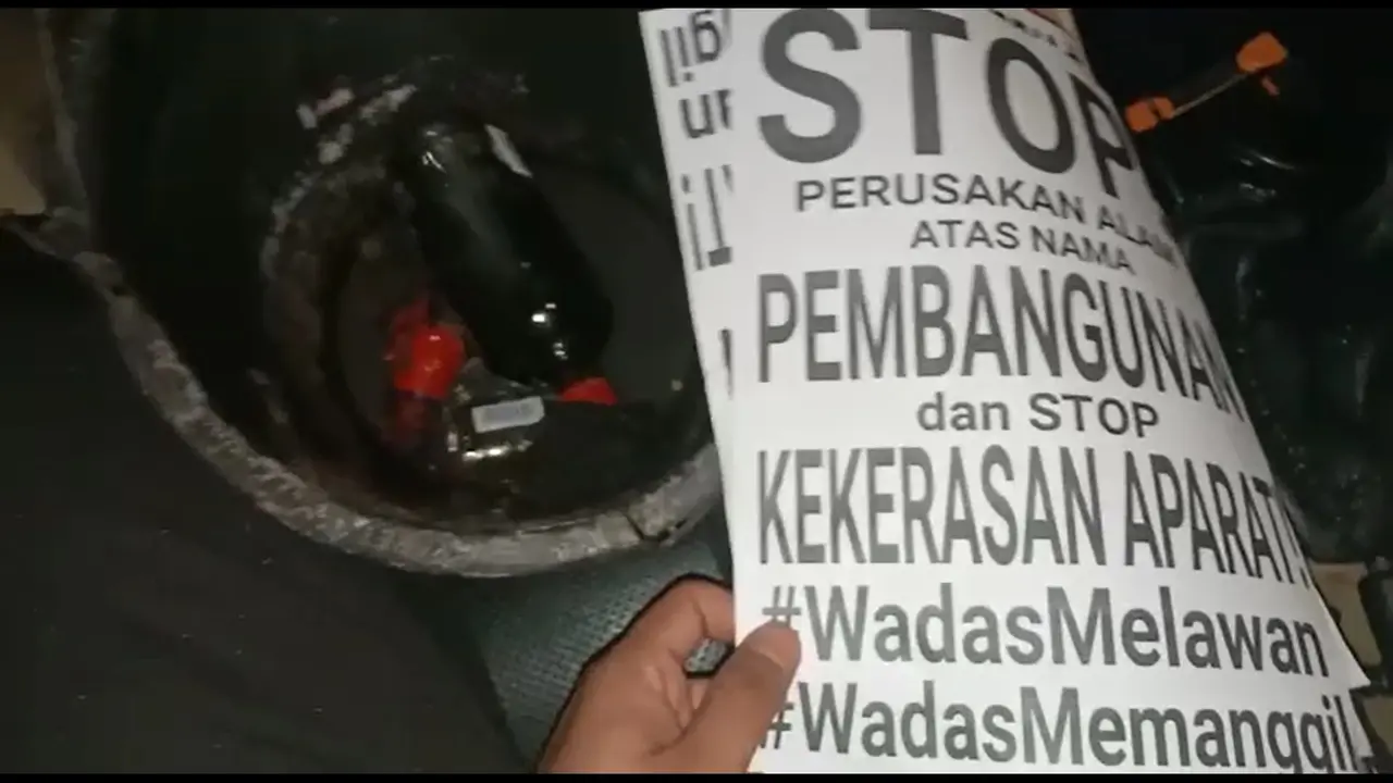 Polisi mengamankan barang bukti sejumlah selebaran dengan tulisan tagar #WadasMelawan dan #WadasMemanggil dari terduga pelempar molotov ke Pospol Jatiwarna, Pondok Gede, Bekasi