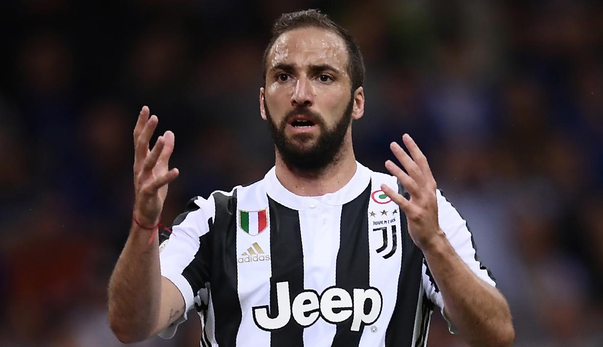 2. Gonzalo Higuain - Kedatangan Cristiano Ronaldo membuat posisinya terancam di lini depan Juventus. Football Italia menyebutkan sang bomber akan dipinjamkan ke AC Milan guna mendapatkan kesempatan bermain. (AFP/Marco Bertorello)