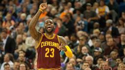 Bintang Cleveland Cavaliers, LeBron James memimpin teman-temannya menang atas Sacramento Kings 120-111 di Sleep Train Arena.  (Mandatory Credit: Ed Szczepanski-USA TODAY Sports)
