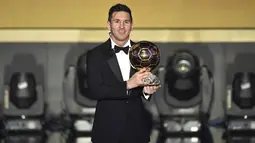 JANUARI - Lionel Messi meraih FIFA Ballon d'Or , mengalahkan Cristiano Ronaldo dan Neymar. Bagi Messi ini adalah penghargaan pemain terbaik kelima setelah sebelumnya pernah meraih gelar sama pada 2009, 2010, 2011, dan 2012. (AFP/Fabrice Coffrini)