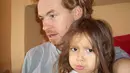 Wajah bule dan rambut pirang, netizen salah fokus dengan wajah Rebecca Klopper yang disebut mirip Kamari anak Jennifer Coppen. Tak hanya wajah Rebecca Klopper, netizen ternyata juga salfok dengan wajah ayah Rebecca yang mirip dengan penyanyi Harry Styles. Melihat foto tersebut, artis berusia 22 tahun ini memang sangat dekat dengan sang ayah sedari masih kecil. (Liputan6.com/IG/@rklopperr)