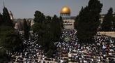 Umat Muslim melaksanakan Sholat Jumat pertama di bulan Ramadhan, di depan kuil Dome of the Rock di kompleks masjid Al-Aqsa di Yerusalem, pada 24 Maret 2023. (AFP/Ahamd Gharabli)