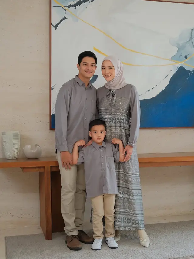 Potret 6 Keluarga Artis Pakai Baju Koleksi Lebaran, Tampil Selaras di Hari Kemenangan