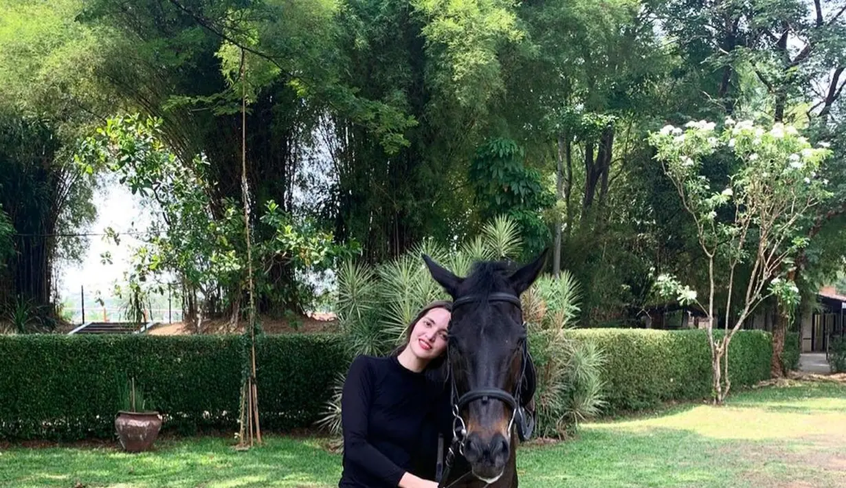 Sementara Nia Ramadhani tampil santai mengenakan turtleneck top hitam polos dengan long pants saat latihan berkuda. [Foto: Instagram].