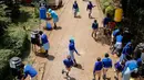 Para siswa mencuci tangan mereka setibanya di Sekolah Dasar Olympic di Kibera, salah satu daerah termiskin di ibu kota Nairobi, Kenya, Senin (12/10/2020). Kenya membuka kembali sebagian sekolah setelah ditutup sejak Maret lalu akibat pandemi corona COVID-19. (AP Photo/Brian Inganga)