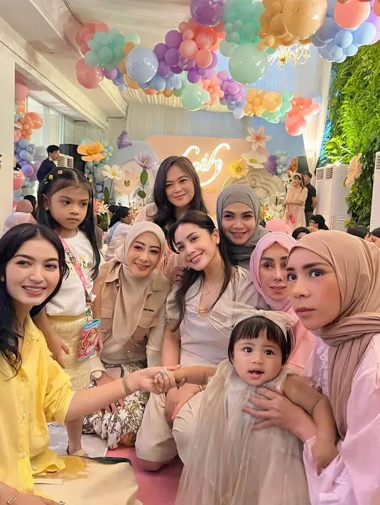 Melly Goeslaw tampil anggun dalam blus panjang warna pink pastel yang dipadukan dengan pashmina warna nude pink. Gaya modest fashion ala Melly tetap konsisten dengan ciri khasnya yang unik namun tetap lembut dan feminin. [@rieta_amilia/@syahnazs/@aaliyah.massaid].