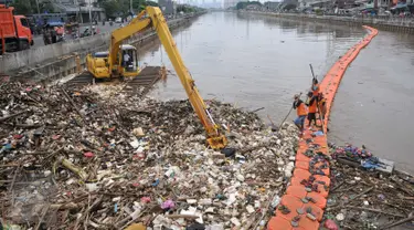 Tampak petugas membersihkan sampah yang menumpuk di Kali Angke, Jakarta, Kamis (3/2). Pemprov DKI Jakarta melakukan pengerukan sampah di kali tersebut sebagai salah satu upaya mengantisipasi banjir di Ibu Kota. (Liputan6.com/Gempur M Surya)