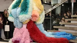Aktris, Gwendoline Christie mengenakan koleksi busana rancangan desainer Jepang, Tomo Koizumi  selama New York Fashion Week di Marc Jacobs Madison, 8 Februari 2019. Koizumi menampilkan parade gaun awan berwarna pelangi. (Steven Ferdman/Getty Images/AFP)