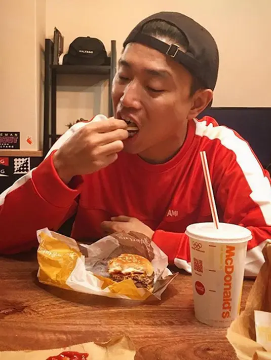 Ketika Kang Gary memutuskan untuk mengundurkan diri, Song Ji Hyo kabarnya tak kuasa menahan rasa sedih dan air matanya untuk tidak jatuh ketika menyaksikan penampilan Gary di episode terakhirnya. (kang_gary8888)