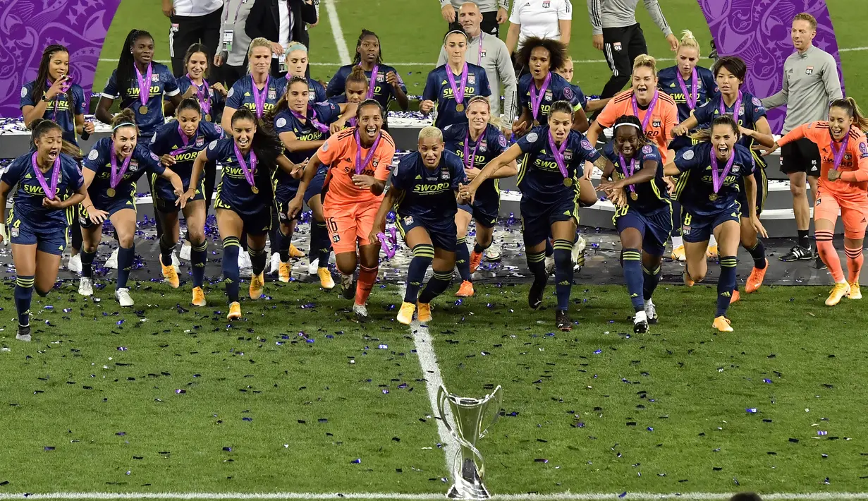 Para pemain Lyon melakukan selebrasi usai menjuarai Liga Champions Wanita di Stadion Anoeta, Spanyol, Senin (31/8/2020). Lyon menang 3-1 atas Wolfsburg. (AP PhotoAlvaro Barrientos, Pool)