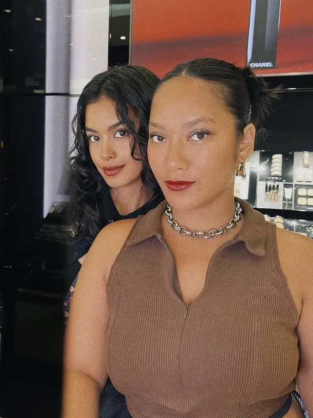 Eva Celia dengan Rambut Panjang Keriting , credit: @evacelia