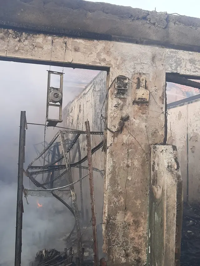 Kebakaran melalap 7 unit rumah kontrakan serta satu unit kendaraan roda empat di jalan Angsana Timur, Cengkareng, Jakarta Barat