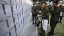Tentara Korea Selatan membaca informasi pekerjaan saat mengikuti job fair di ruang pameran KINTEX, Goyang, Korea Selatan, Rabu (20/3). Job fair bagi para tentara ini dgelar setiap tahun. (JUNG Yeon-Je/AFP)