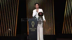 Pemain Barcelona, Aitana Bonmati memberikan sambutan setelah menerima penghargaan Ballon d'Or pada acara yang berlangsung di Theatre du Chatelet, Paris, Selasa (29/10/2024) dini hari WIB. (AFP/Franck Fife)