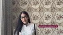 Alika Islamadina kenalan kebaya dengan gaya yang chic. Ia memadukan kebaya Janggan dan celana pendek putih [@alikaislamadina]