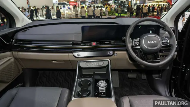 Varian Luxury menawarkan kursi relaksasi baris kedua dengan sandaran kaki, ventilasi kursi depan dan tengah, sunroof ganda, serta sistem audio Bose 12 speaker (Paultan.org)