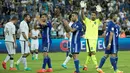 Buffon dan para pemain Italia memberikan salam kepada fans usai menang 3-0 atas Israel pada laga Kualifikasi Piala Dunia 2018 di Stadion Sammy Ofer, Haifa, Israel, (6/9/2016) dini hari WIB. (AFP/Jack Guez)