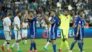 Buffon dan para pemain Italia memberikan salam kepada fans usai menang 3-0 atas Israel pada laga Kualifikasi Piala Dunia 2018 di Stadion Sammy Ofer, Haifa, Israel, (6/9/2016) dini hari WIB. (AFP/Jack Guez)