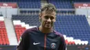Bintang Brasil, Neymar, tampak tersenyum saat diperkenalkan sebagai pemain baru PSG di Stadion Parc des Princes, Paris, Jumat (4/8/2017). Neymar didatangkan dari Barcelona dengan harga 222 juta euro. (AFP/Philippe Lopez)