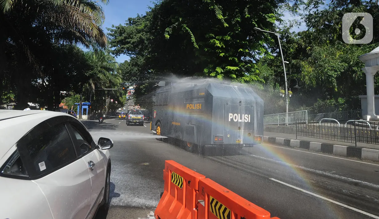 Polresta Bogor mengerahkan mobil water cannon untuk melakukan penyemprotan disinfektan di kawasan Tugu Kujang, Bogor, Selasa (31/3/2020). Penyemprotan disinfektan secara menyeluruh di wilayah Kota Bogor itu guna mencegah memutus rantai penyebaran virus corona. (merdeka.com/Arie Basuki)