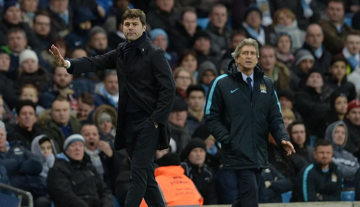 Pelatih Tottenham, Mauricio Pochettino (kiri) dan Pelatih  Manchester City, Manuel Pellegrini menyaksikan aksi anak-anak asuhnya pada lanjutan Liga Inggris pekan ke-26 di Stadion Etihad, Minggu (14/2/2016). Spurs menang 2-1. (AFP/Oli Scarff)