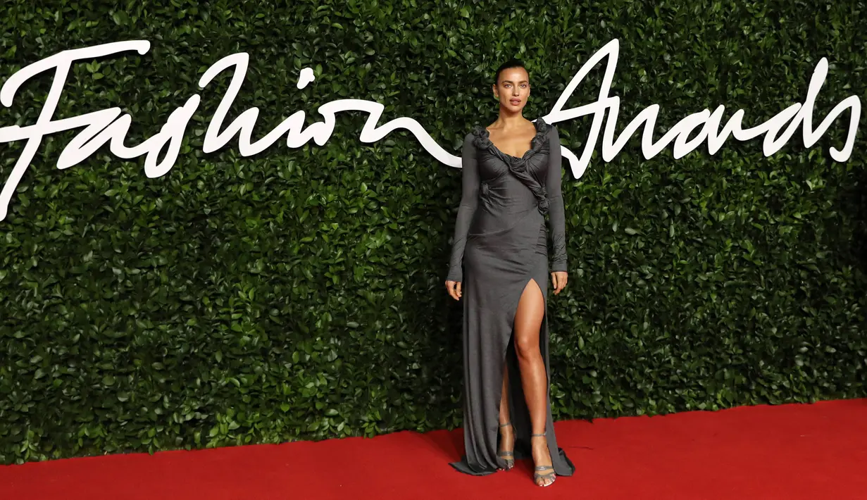 Model Rusia Irina Shayk berpose di karpet merah saat menghadiri The Fashion Awards 2019, London, Inggris, Senin (2/12/2019). The Fashion Awards adalah acara tahunan yang menyoroti orang-orang luar biasa dan bisnis berpengaruh dalam industri mode global. (ISABEL INFANTES/AFP)