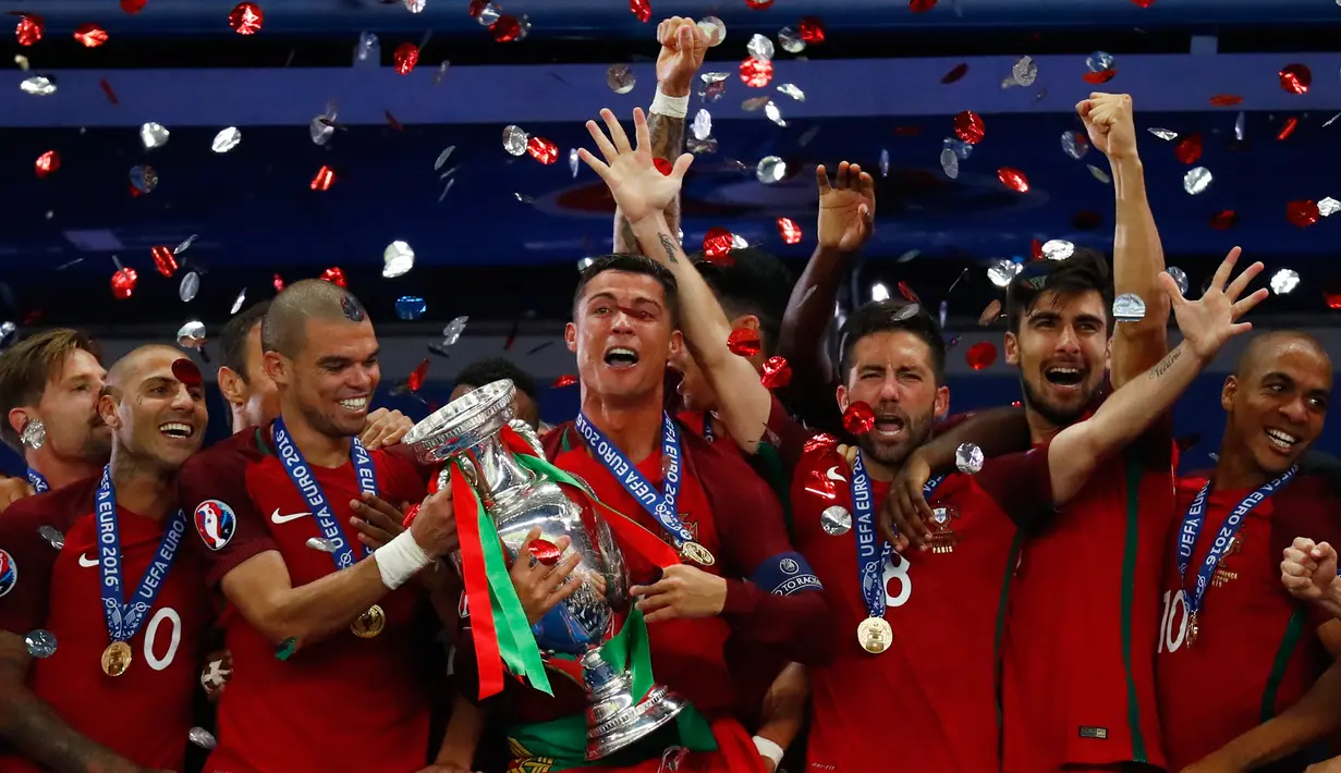Portugal keluar sebagai juara Piala Eropa 2016 usai mengalahkan Prancis 1-0 di di Stade de France, Senin (11/7). Gol semata wayang Eder di babak perpanjangan waktu menjadi penentu kemenangan Portugal. (REUTERS)