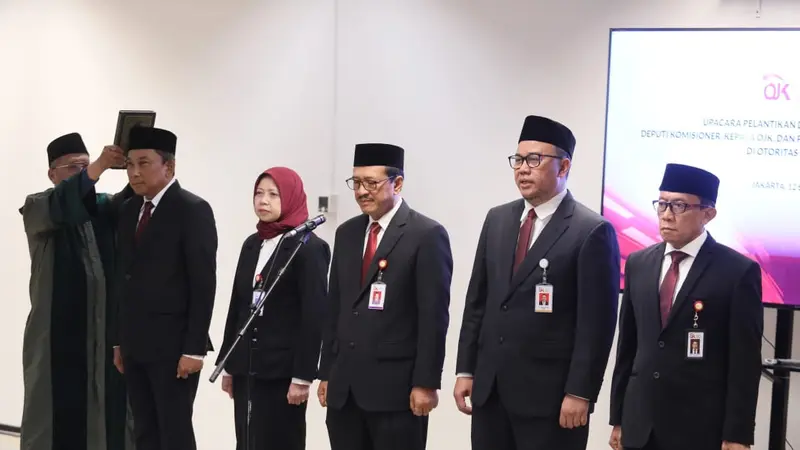 Wakil Ketua Dewan Komisioner OJK Mirza Adityaswara melantik dan mengambil sumpah jabatan tiga pejabat level Deputi Komisioner dan satu Kepala OJK Daerah setingkat Kepala Departemen. (Foto: OJK)