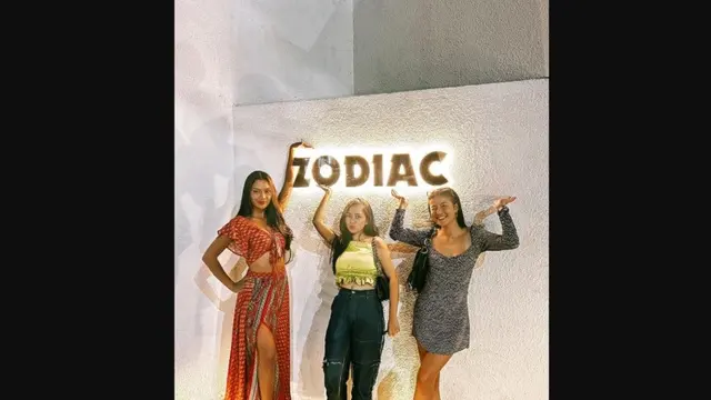 Selebgram Awkarin atau Karin Novilda bersama Rachel Vennya dan Erika.