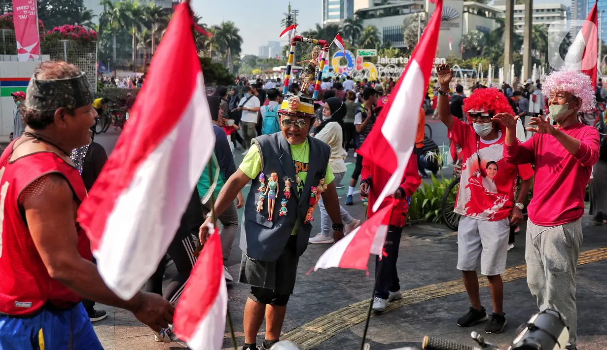 Warga mengenakan kostum unik saat Car Free Day di Kawasan Bundaran HI, Jakarta, Minggu (14/8/2022). Banyak warga mengenakan kostum bernuansa merah putih untuk menyambut HUT Kemerdekan Republik Indonesia ke 77. (Liputan6.com/Angga Yuniar)