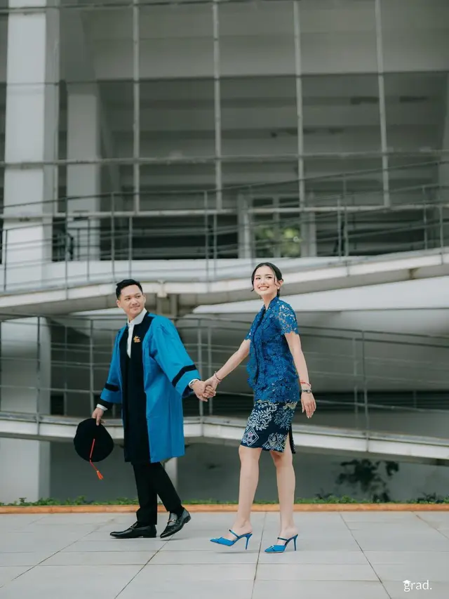 Temani dari Awal, Ini 6 Potret Sarah Menzel di Momen Wisuda Azriel Hermansyah