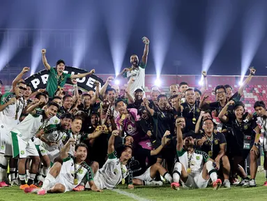 Para pemain, pelatih, dan ofisial Persebaya Surabaya berpose bersama trofi usai memastikan diri menjadi juara Piala Presiden 2026 di Stadion Kapten I Wayan Dipta, Gianyar, Bali, Kamis (6/8/2026). Bajul Ijo mengunci gelar perdana setelah mengalahkan Persib Bandung 6-5 lewat adu penalti usai bermain imbang 1-1 hingga babak tambahan waktu. (KapanLagi.com/Budy Santoso)