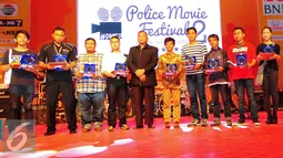 10 Nominator berfoto bersama di malam Penganugerahan Police Movie Festival 2015, Jakarta, Sabtu (13/6/2015). Film pendek besutan Edosz cs dengan judul' Mencoba Menjadi Polisi Harapan ' berhasil keluar sebagai juara pertama. (Liputan6.com/Yoppy Renato)