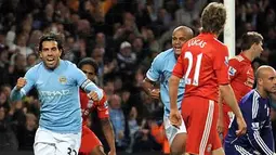 Kegembiraan Carlos Tevez (kiri) yang mencetak dua gol bagi kemenangan Manchester City atas Liverpool 3-0 pada laga Liga Premier di City of Manchester Stadium, 23 Agustus 2010. AFP PHOTO/ANDREW YATES