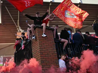 Para penggemar Liverpool merayakan gelar juara Liga Inggris di luar stadion Anfield pada 27 April 2025. (Paul ELLIS/AFP)