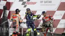 Pebalap Ducati, Andrea Dovizioso bersama Valentino Rossi dan Marc Marquez merayakan podium MotoGP Qatar di Sirkuit Losail, Doha, Minggu (18/3/2018). Dovizioso juara dengan catatan waktu 42 menit 34,654 detik. (AFP/Karim Jaafar)