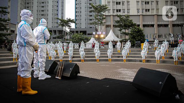 FOTO: Nakes dan Pasien COVID-19 Main Angklung Peringati 1 Tahun RSDC Wisma Atlet