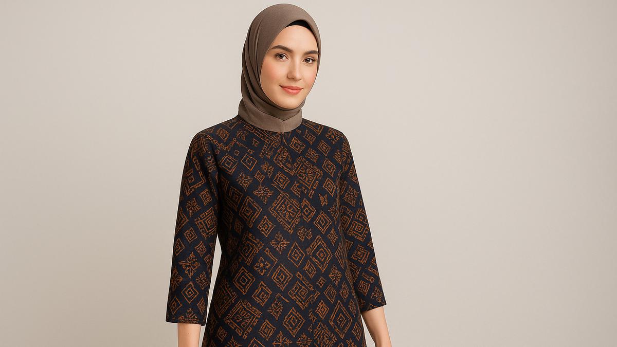 12 Model Atasan Batik Wanita Berhijab Buat Kerja Terbaru 2025, Stylish dan Tetap Profesional
