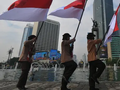 Upacara pengibaran Bendera Merah Putih selama bulan Agustus 2024 di Kawasan Bundaran HI, Jakarta, Kamis (8/8/2024). (merdeka.com / Imam Buhori)