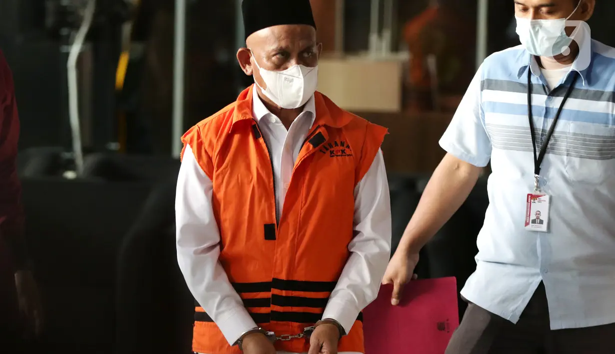 Bupati Hulu Sungai Utara (HSU), Abdul Wahid (kiri) sesaat sebelum rilis penetapan dan penahanan tersangka di Gedung KPK, Jakarta, Kamis (18/11/2021). Abdul Wahid merupakan tersangka suap dan gratifikasi pengadaan barang dan jasa di Kab Hulu Sungai Utara 2021-2022. (Liputan6.com/Helmi Fithriansyah)