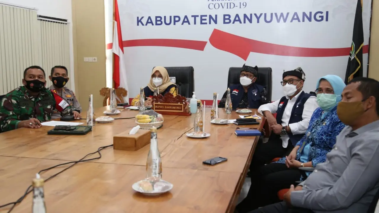 Pemkab Banyuwangi memperketat aktifitas masyarakat seiring meningkatnya kasus Covid-19. (Dian Kurniawan/Liputan6.com)