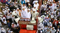 Pimpinan FPI, Muhammad Rizieq Shihab saat unjuk rasa di Mabes Polri, Jakarta, Senin (16/1). Massa menuntut Kapolri Jenderal Tito Karnavian segera mencopot Kapolda Jabar, Irjen Anton Charliyan. (Liputan6.com/Immanuel Antonius)