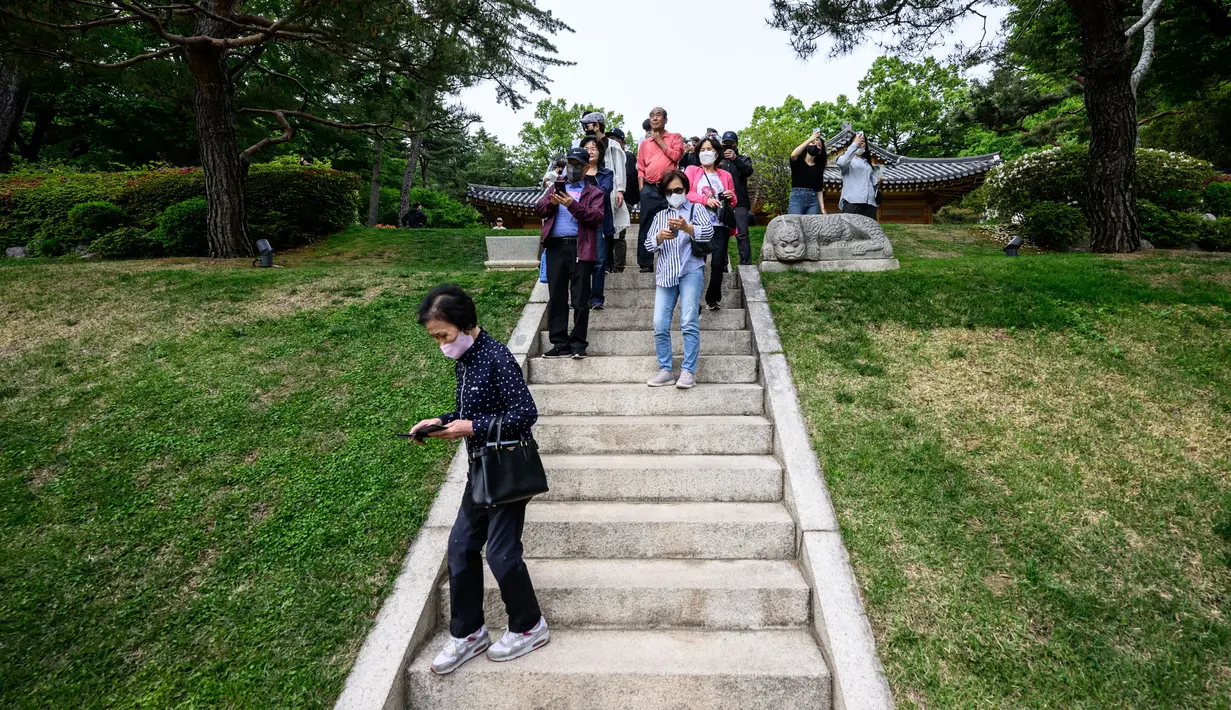 Orang-orang mengunjungi Kompleks Blue House sehari setelah dibuka untuk umum menyusul janji kampanye Presiden Korea Selatan Yoon Suk-yeol di Seoul, Korea Selatan, 11 Mei 2022. (ANTHONY WALLACE/AFP)