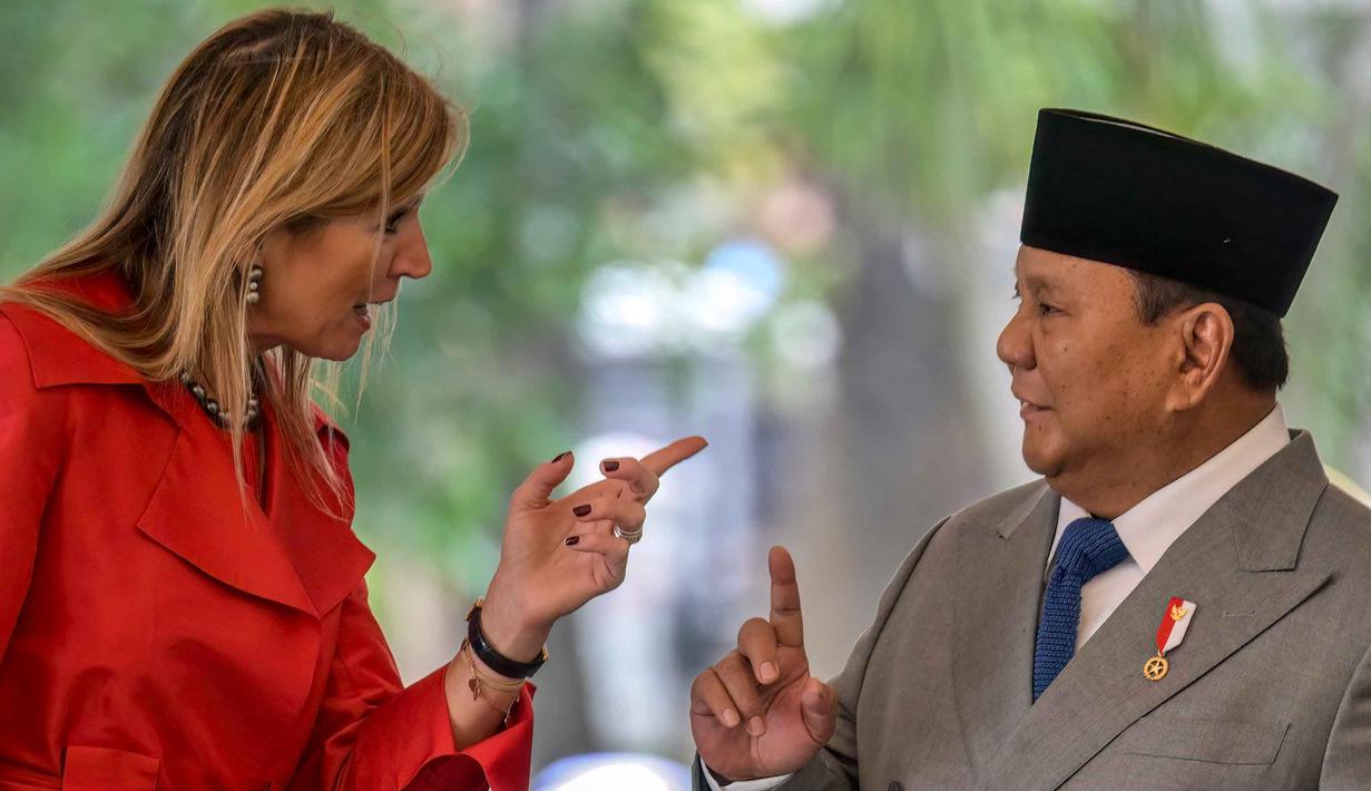 Presiden Republik Indonesia Prabowo Subianto (kanan) berbincang dengan Ratu Maxima dari Belanda, selaku Advokat Khusus Sekretaris Jenderal PBB untuk Kesehatan Keuangan (UNSGSA), di Istana Merdeka, Jakarta, pada Kamis 27 November 2025. Ratu Maxima dari Kerajaan Belanda dalam kapasitasnya sebagai Advokat Khusus Sekretaris Jenderal Perserikatan Bangsa Bangsa (PBB) untuk Kesehatan Keuangan (UNSGSA) melakukan kunjungan resmi ke Istana Negara pada Kamis (27/11/2025). (BAY ISMOYO/AFP)