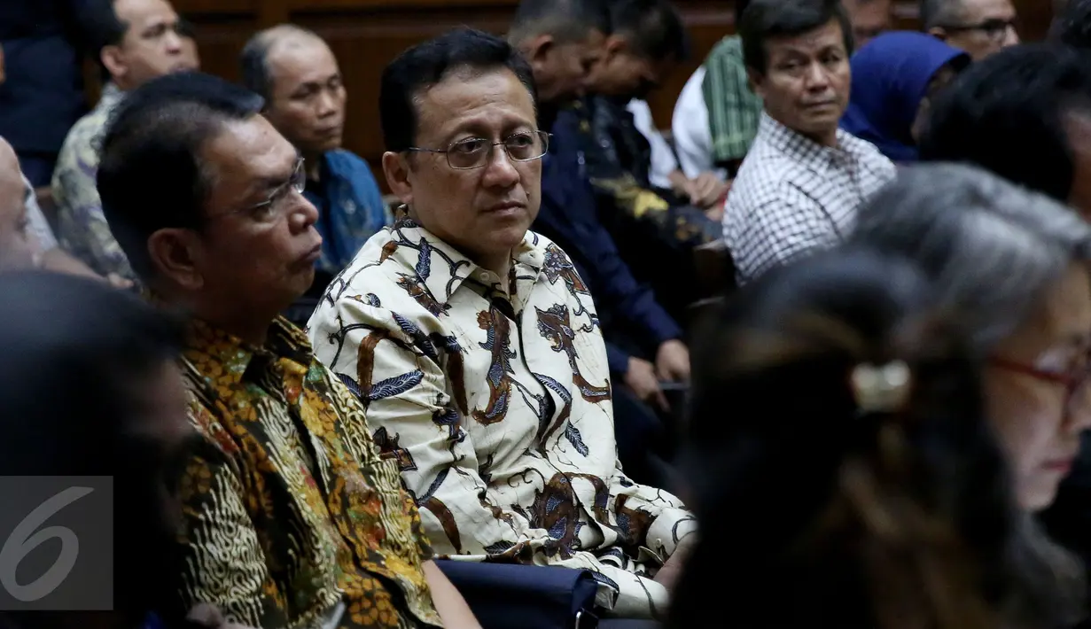 Terdakwa kasus dugaan suap gula impor Irman Gusman bersiap menjalani sidang lanjutan di Pengadilan Tipikor Jakarta, Selasa (15/11). Sidang beragenda pembacaan nota keberatan atau eksepsi yang dibacakan pihak kuasa hukum terdakwa (Liputan6.com/Johan Tallo)